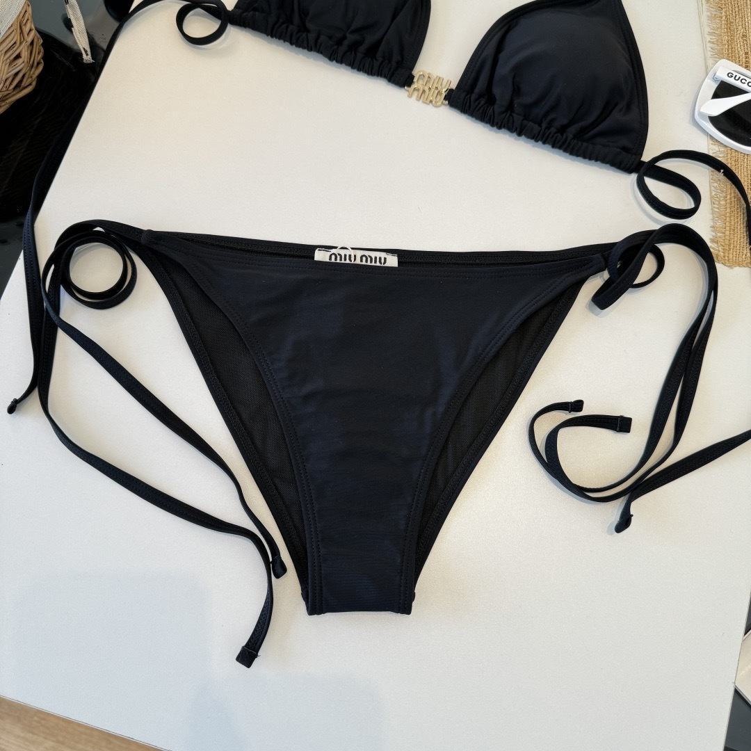 。miumiu缪缪新款分体比基尼泳衣👙❤️😍🥰适合多种场景的游泳衣🏊‍♀️海边 游泳池 温泉 水上乐园 