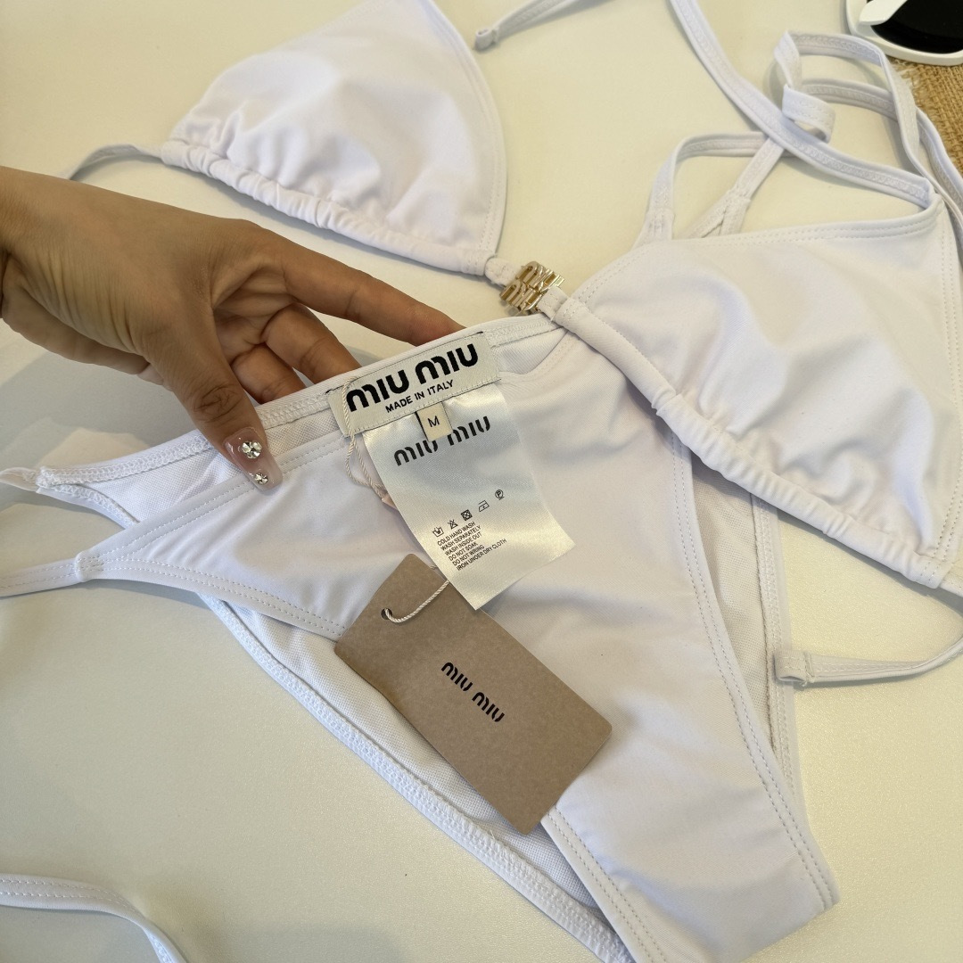 。miumiu缪缪新款分体比基尼泳衣👙❤️😍🥰适合多种场景的游泳衣🏊‍♀️海边 游泳池 温泉 水上乐园 