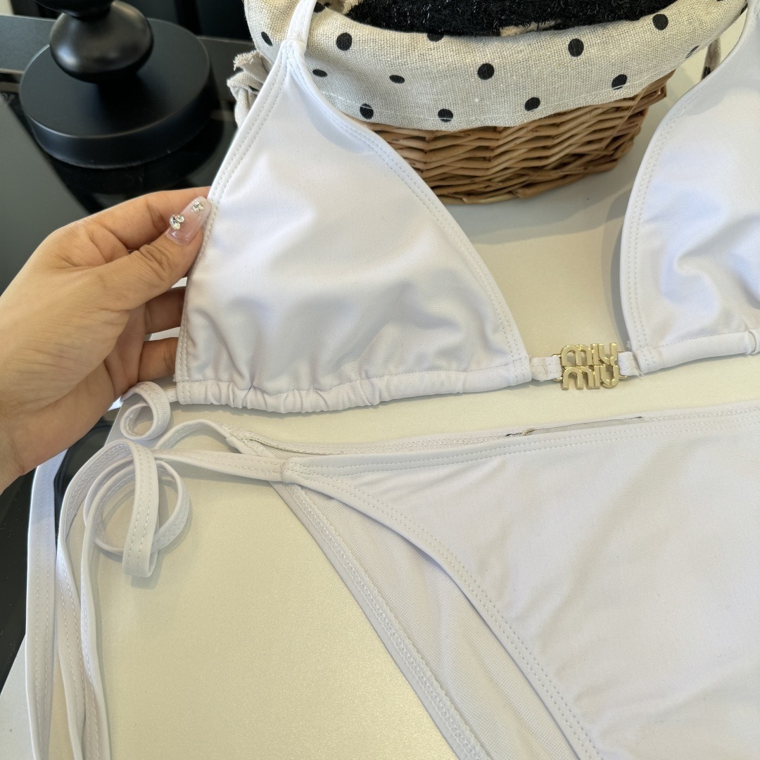 。miumiu缪缪新款分体比基尼泳衣👙❤️😍🥰适合多种场景的游泳衣🏊‍♀️海边 游泳池 温泉 水上乐园 