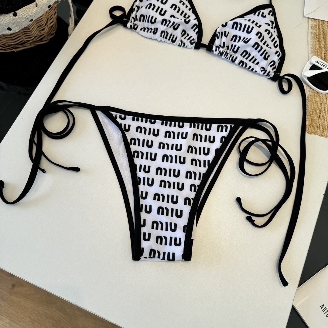 。miumiu缪缪新款分体比基尼泳衣👙❤️😍🥰适合多种场景的游泳衣🏊‍♀️海边 游泳池 温泉 水上乐园 