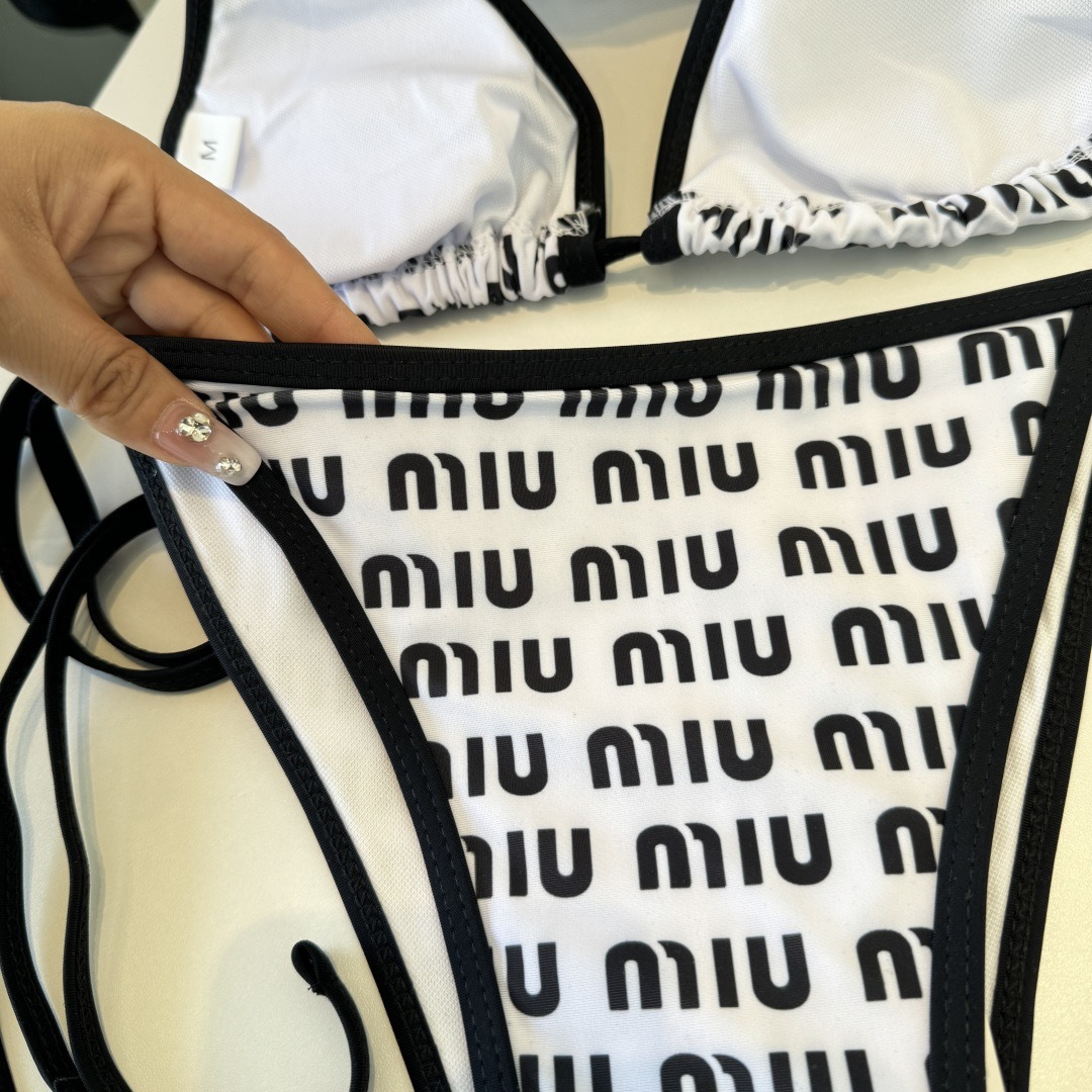 。miumiu缪缪新款分体比基尼泳衣👙❤️😍🥰适合多种场景的游泳衣🏊‍♀️海边 游泳池 温泉 水上乐园 