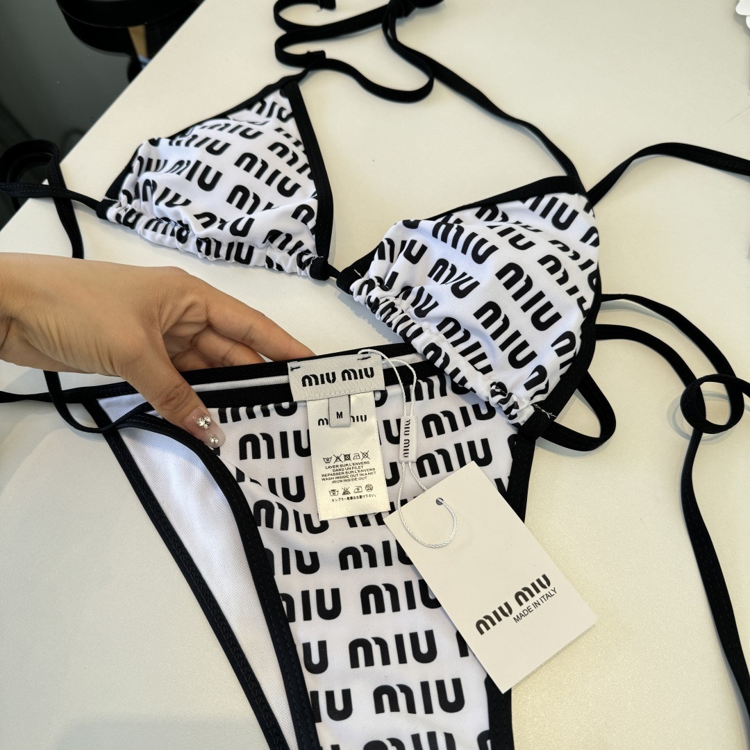 。miumiu缪缪新款分体比基尼泳衣👙❤️😍🥰适合多种场景的游泳衣🏊‍♀️海边 游泳池 温泉 水上乐园 