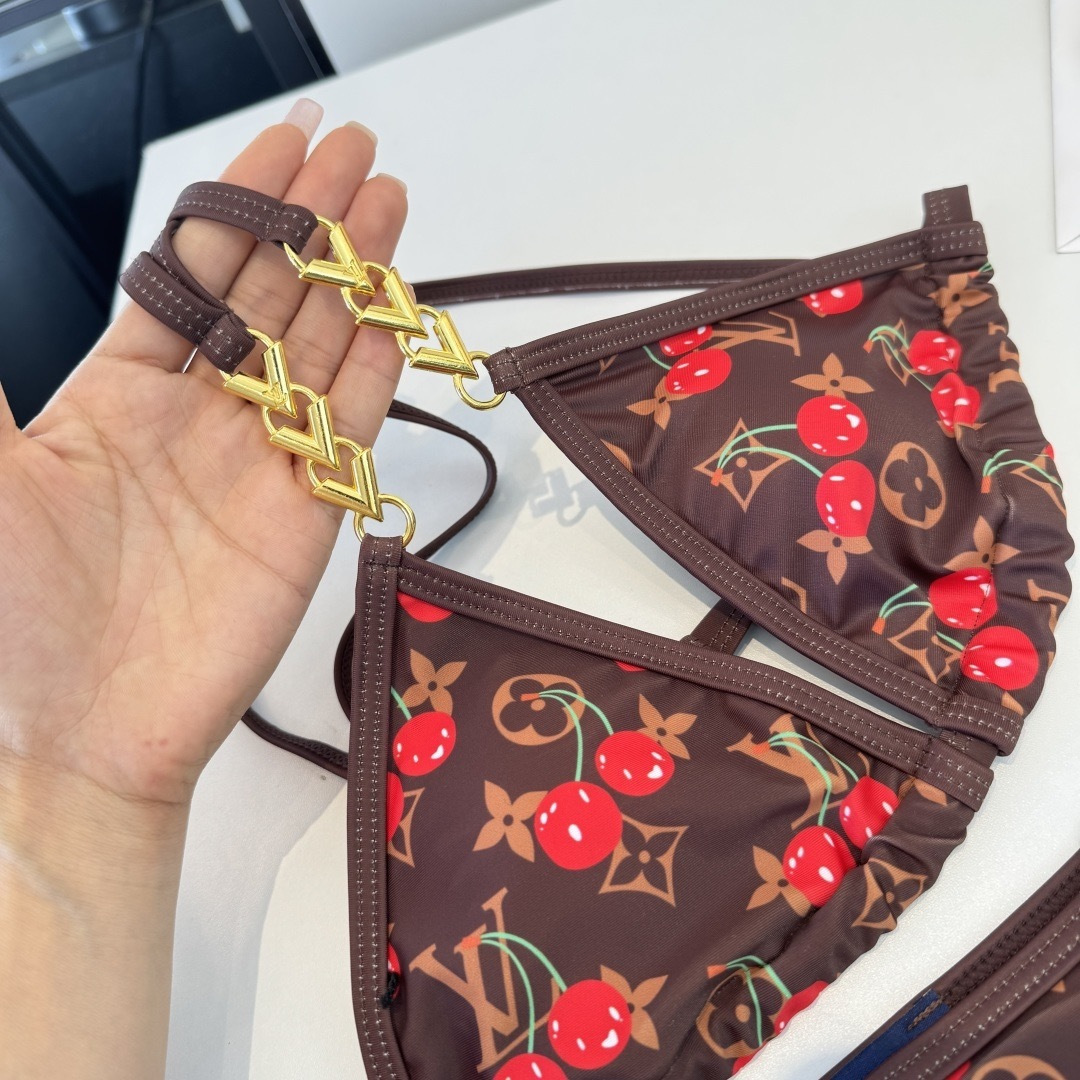 。LV路易威登 比基尼👙 上身超级棒！同步各大专柜发售，自然而然呈现时尚感！十分减龄，具有年轻活力。 码