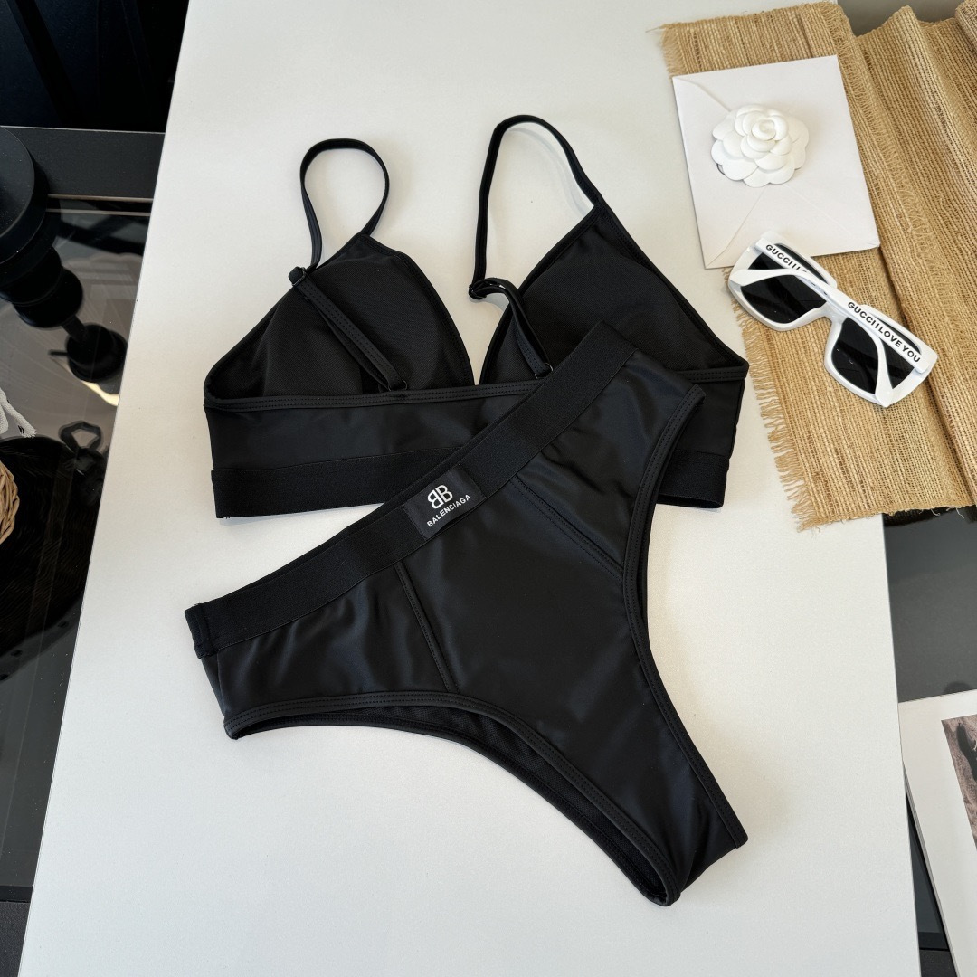 。巴黎世家比基尼👙❤️😍🥰适合多种场景的游泳衣🏊‍♀️海边 游泳池 温泉 水上乐园 漂流都可以😌内搭外穿