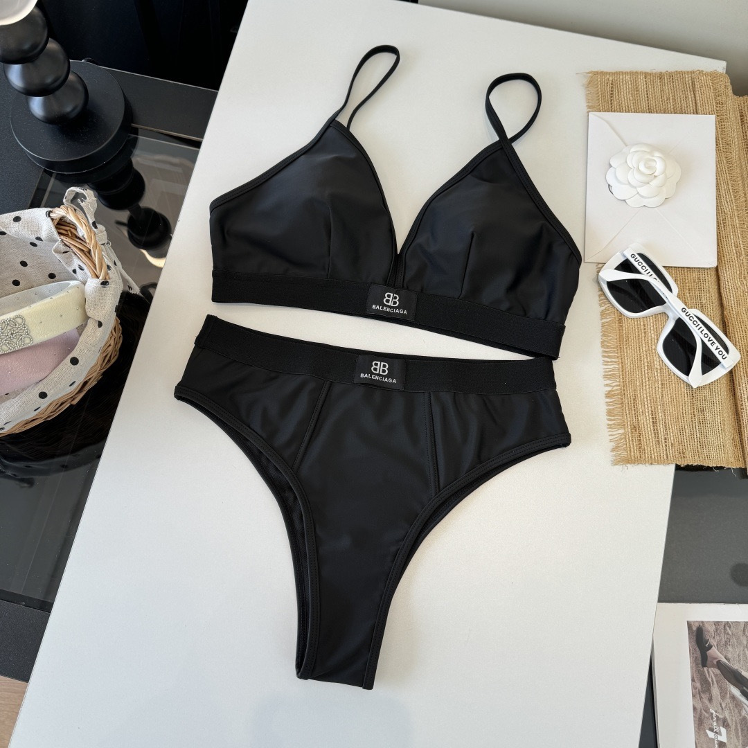 。巴黎世家比基尼👙❤️😍🥰适合多种场景的游泳衣🏊‍♀️海边 游泳池 温泉 水上乐园 漂流都可以😌内搭外穿