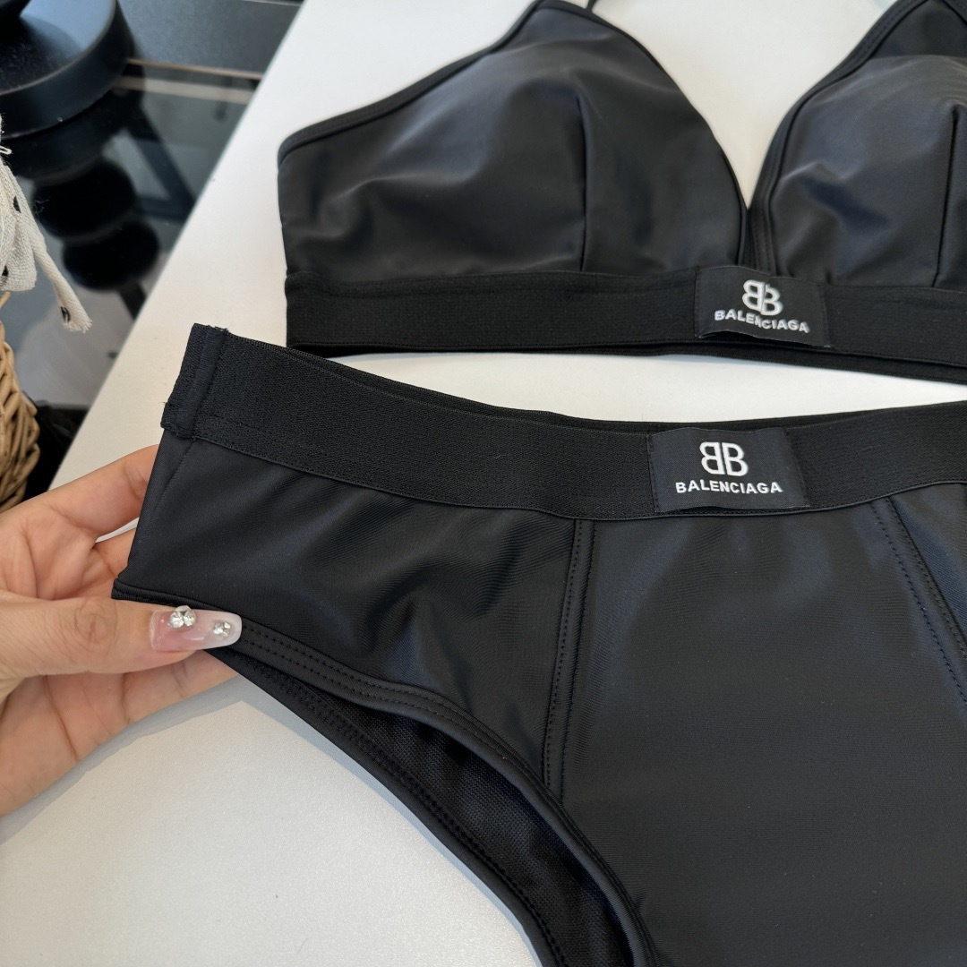 。巴黎世家比基尼👙❤️😍🥰适合多种场景的游泳衣🏊‍♀️海边 游泳池 温泉 水上乐园 漂流都可以😌内搭外穿