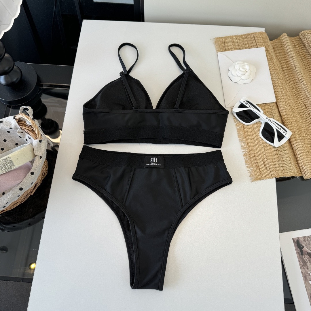 。巴黎世家比基尼👙❤️😍🥰适合多种场景的游泳衣🏊‍♀️海边 游泳池 温泉 水上乐园 漂流都可以😌内搭外穿