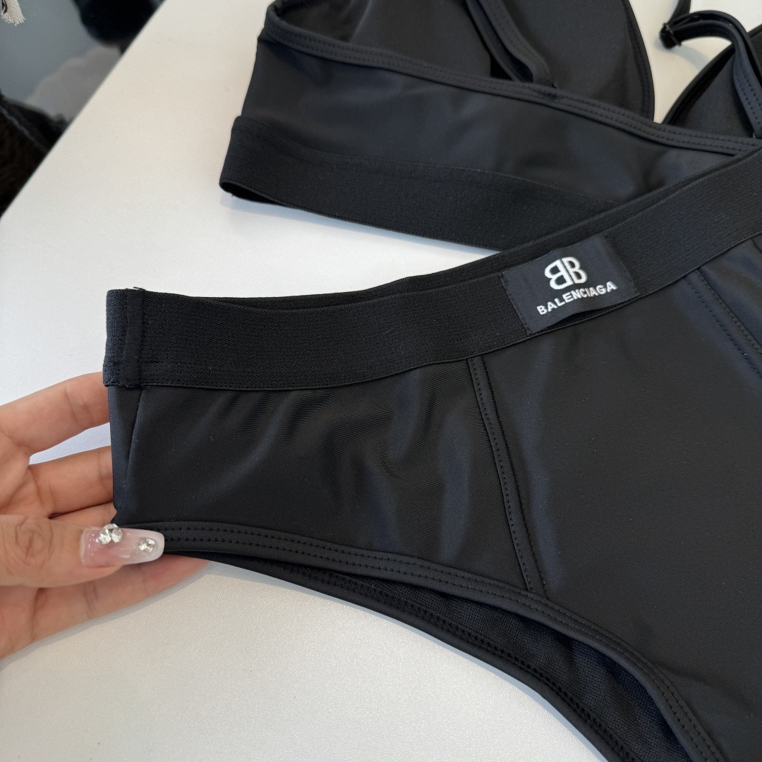 。巴黎世家比基尼👙❤️😍🥰适合多种场景的游泳衣🏊‍♀️海边 游泳池 温泉 水上乐园 漂流都可以😌内搭外穿