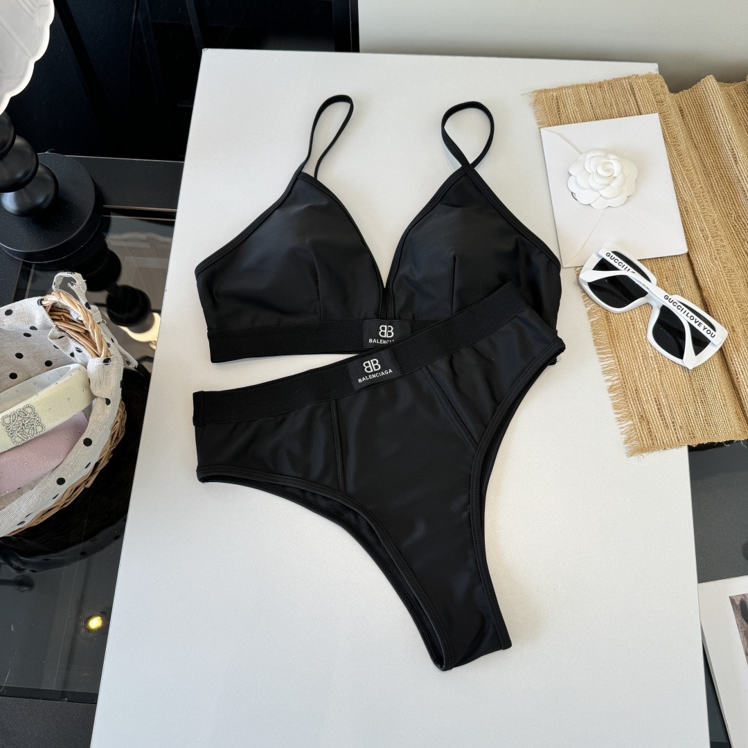 。巴黎世家比基尼👙❤️😍🥰适合多种场景的游泳衣🏊‍♀️海边 游泳池 温泉 水上乐园 漂流都可以😌内搭外穿