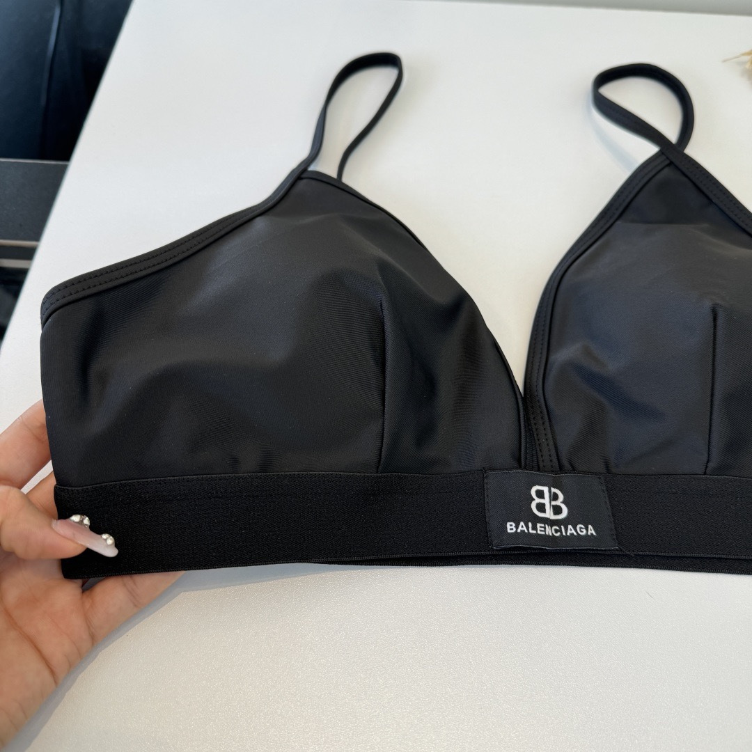。巴黎世家比基尼👙❤️😍🥰适合多种场景的游泳衣🏊‍♀️海边 游泳池 温泉 水上乐园 漂流都可以😌内搭外穿