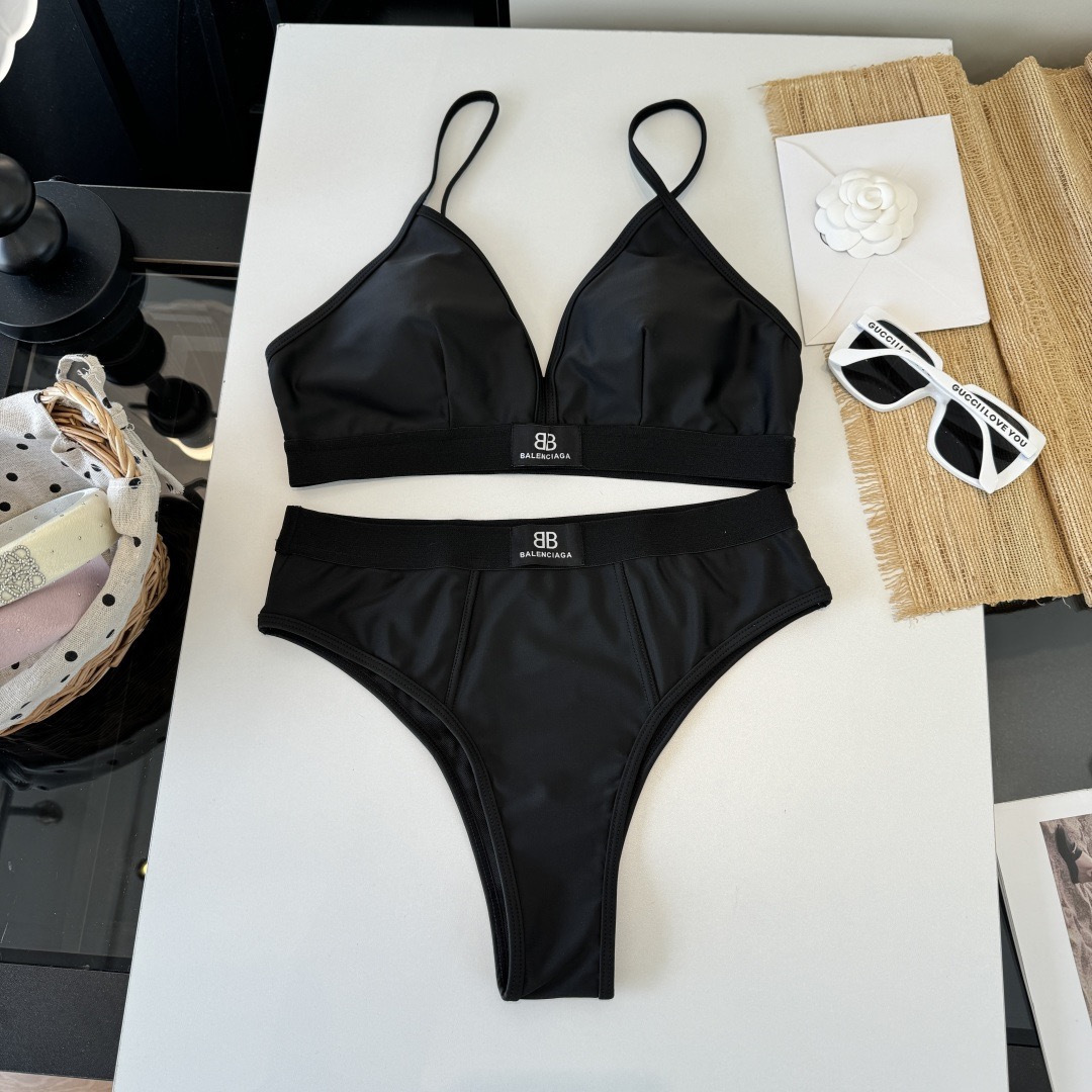 。巴黎世家比基尼👙❤️😍🥰适合多种场景的游泳衣🏊‍♀️海边 游泳池 温泉 水上乐园 漂流都可以😌内搭外穿