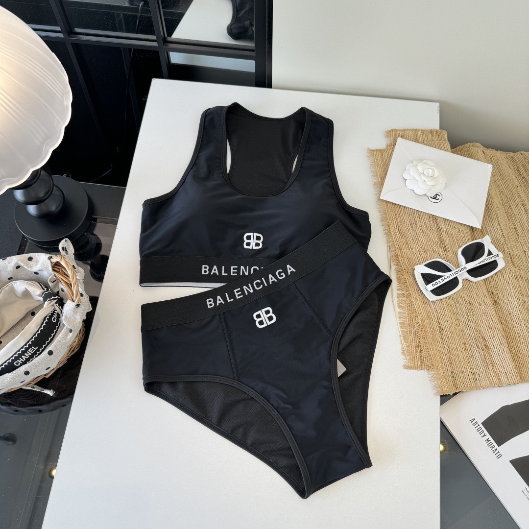 。巴黎世家比基尼分体泳衣👙👙❤️😍🥰适合多种场景的游泳衣🏊‍♀️海边 游泳池 温泉 水上乐园 漂流都可以