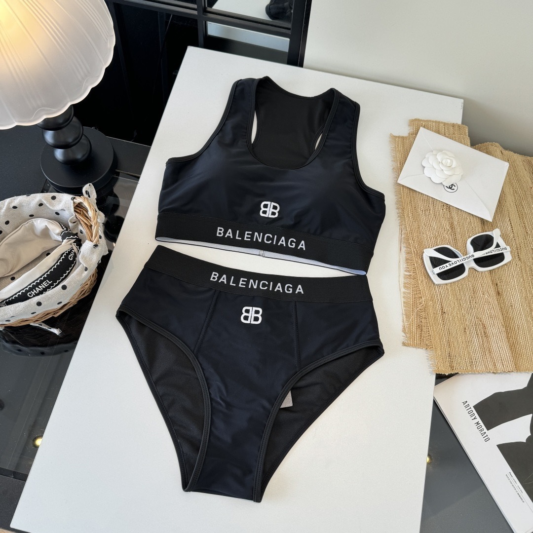 。巴黎世家比基尼分体泳衣👙👙❤️😍🥰适合多种场景的游泳衣🏊‍♀️海边 游泳池 温泉 水上乐园 漂流都可以