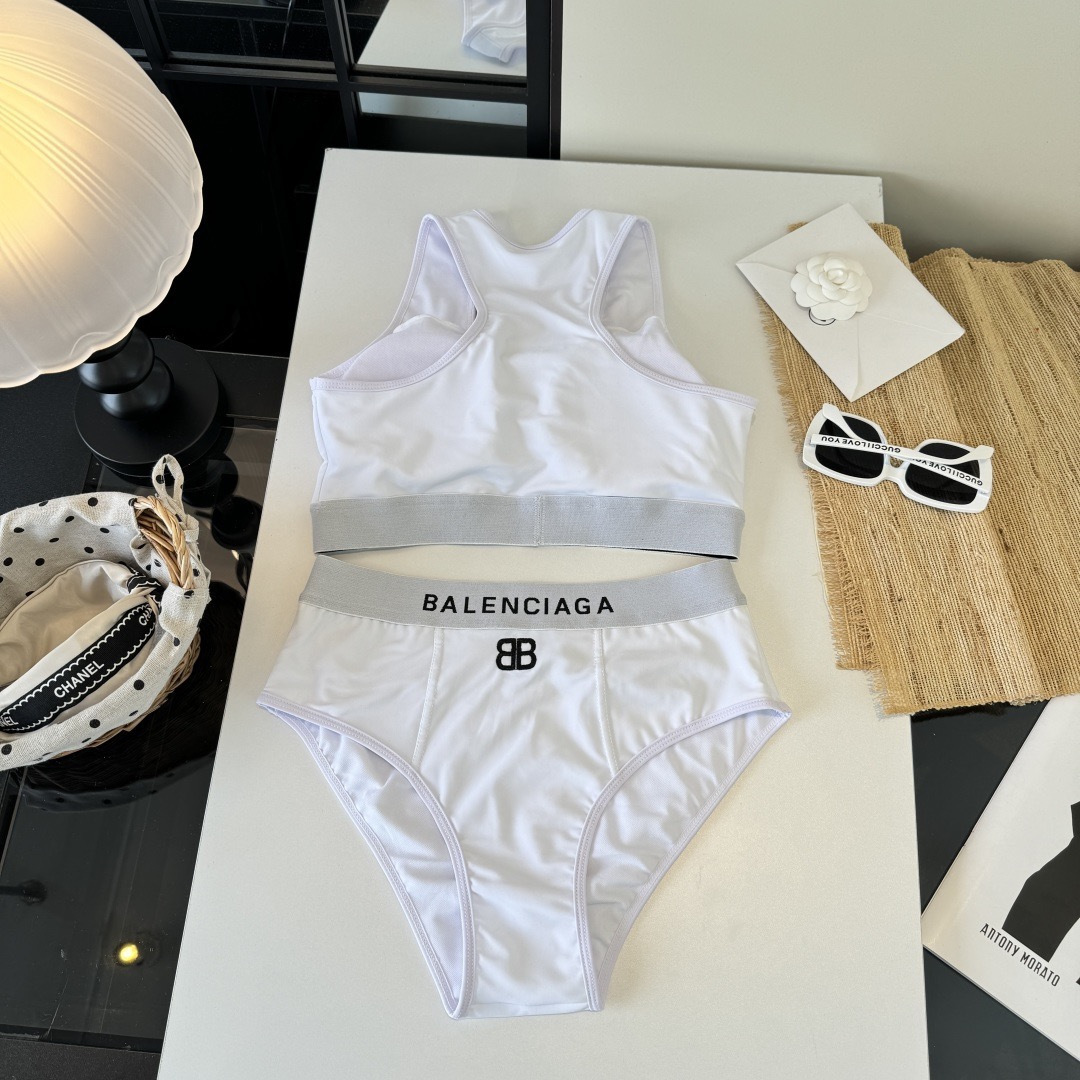 。巴黎世家比基尼分体泳衣👙👙❤️😍🥰适合多种场景的游泳衣🏊‍♀️海边 游泳池 温泉 水上乐园 漂流都可以