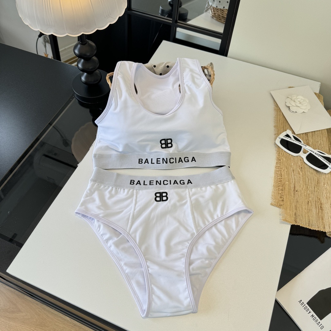 。巴黎世家比基尼分体泳衣👙👙❤️😍🥰适合多种场景的游泳衣🏊‍♀️海边 游泳池 温泉 水上乐园 漂流都可以