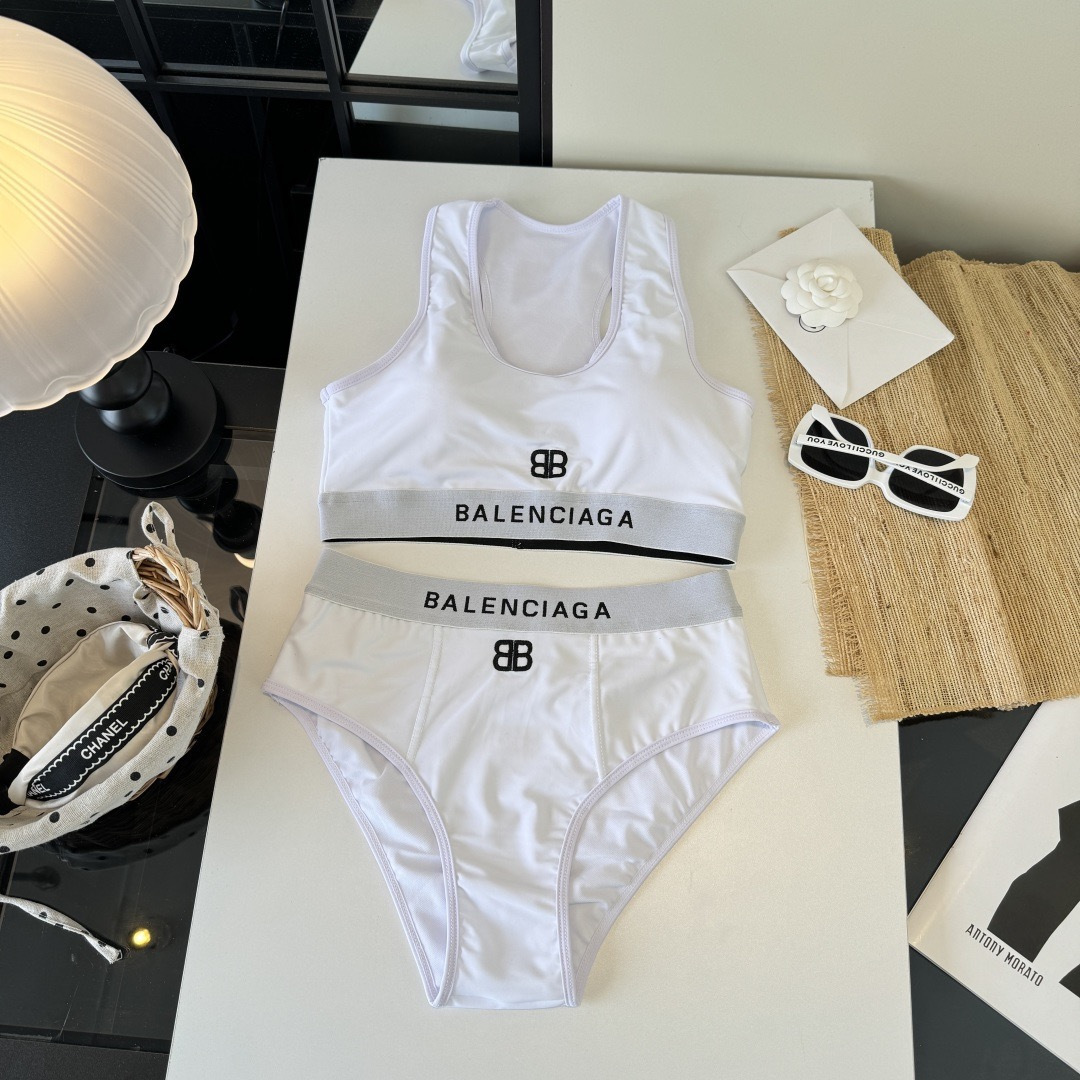 。巴黎世家比基尼分体泳衣👙👙❤️😍🥰适合多种场景的游泳衣🏊‍♀️海边 游泳池 温泉 水上乐园 漂流都可以
