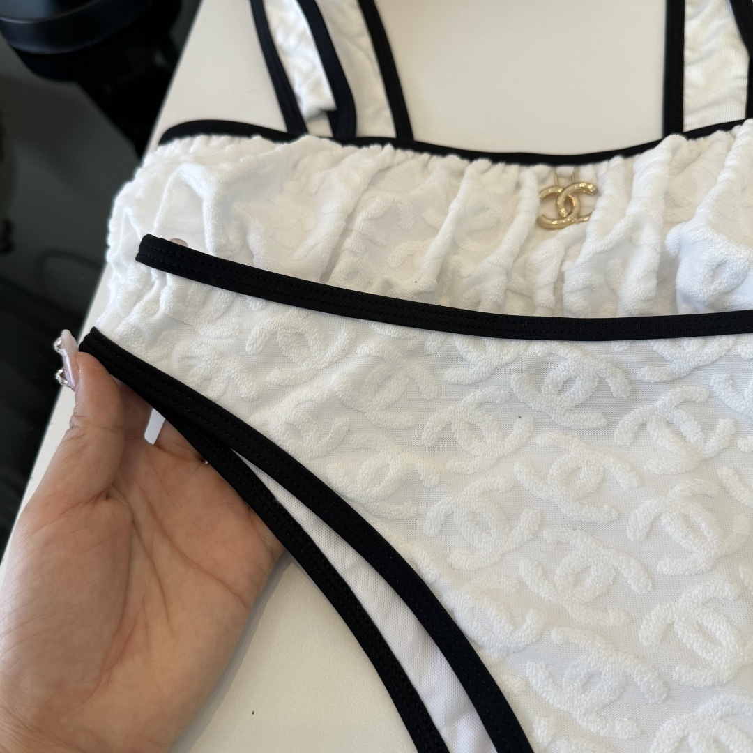 。Chanel香奈儿新款比基尼泳衣👙❤️😍🥰适合多种场景的游泳衣🏊‍♀️海边 游泳池 温泉 水上乐园 漂