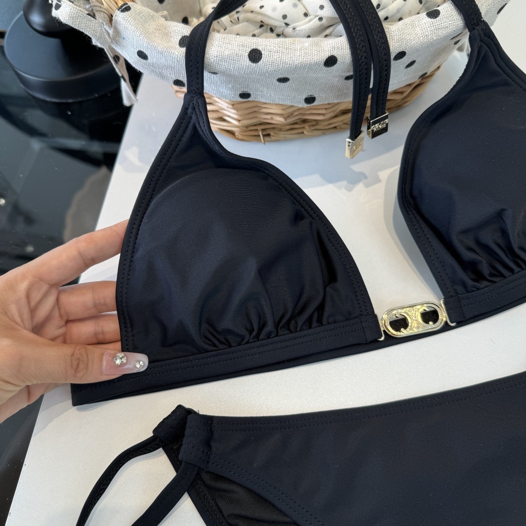 。Celine赛琳比基尼👙 上身超级棒！同步各大专柜发售，自然而然呈现时尚感！十分减龄，具有年轻活力。 