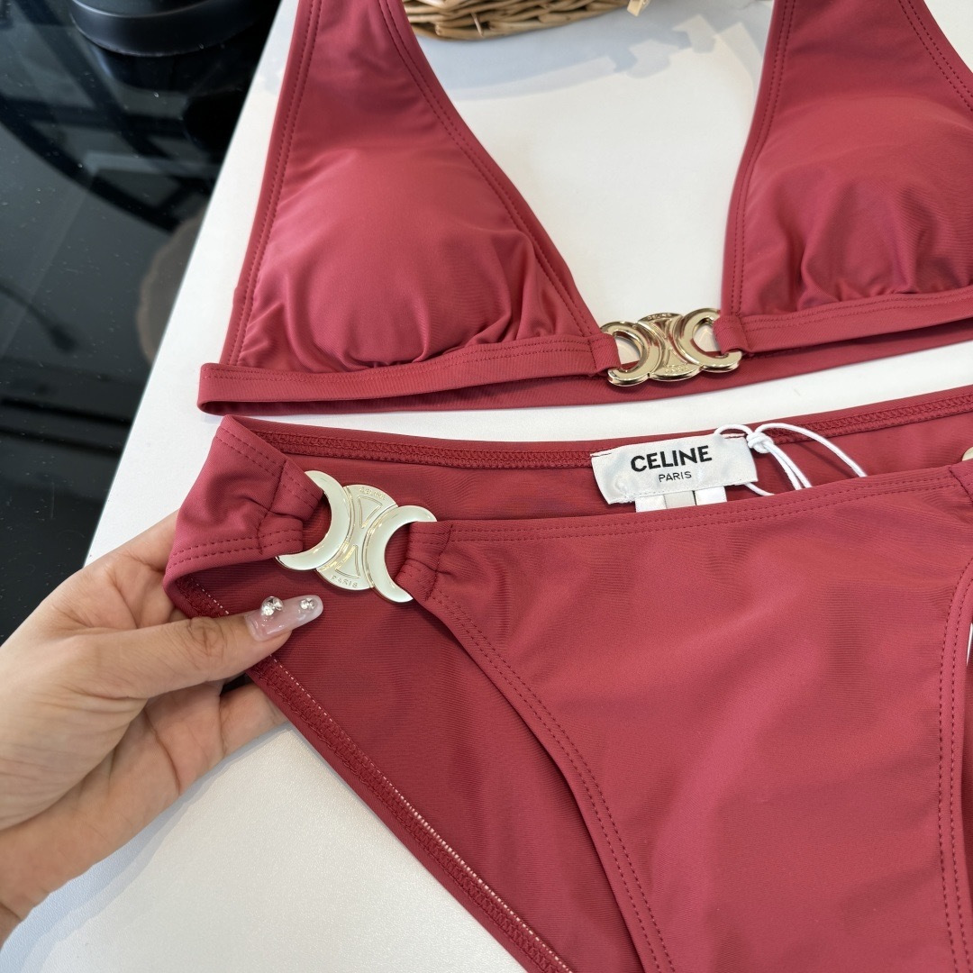 。Celine赛琳比基尼👙 上身超级棒！同步各大专柜发售，自然而然呈现时尚感！十分减龄，具有年轻活力。 