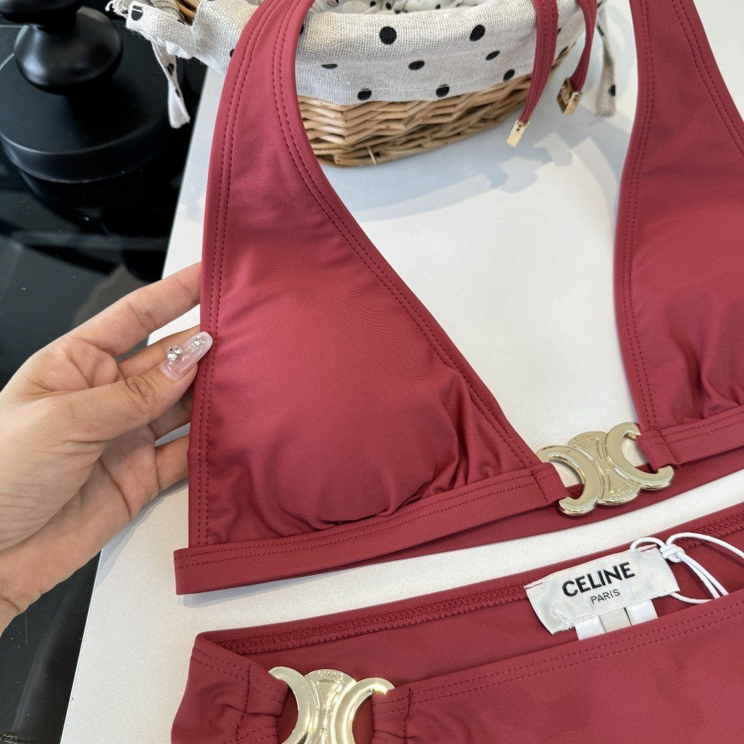 。Celine赛琳比基尼👙 上身超级棒！同步各大专柜发售，自然而然呈现时尚感！十分减龄，具有年轻活力。 