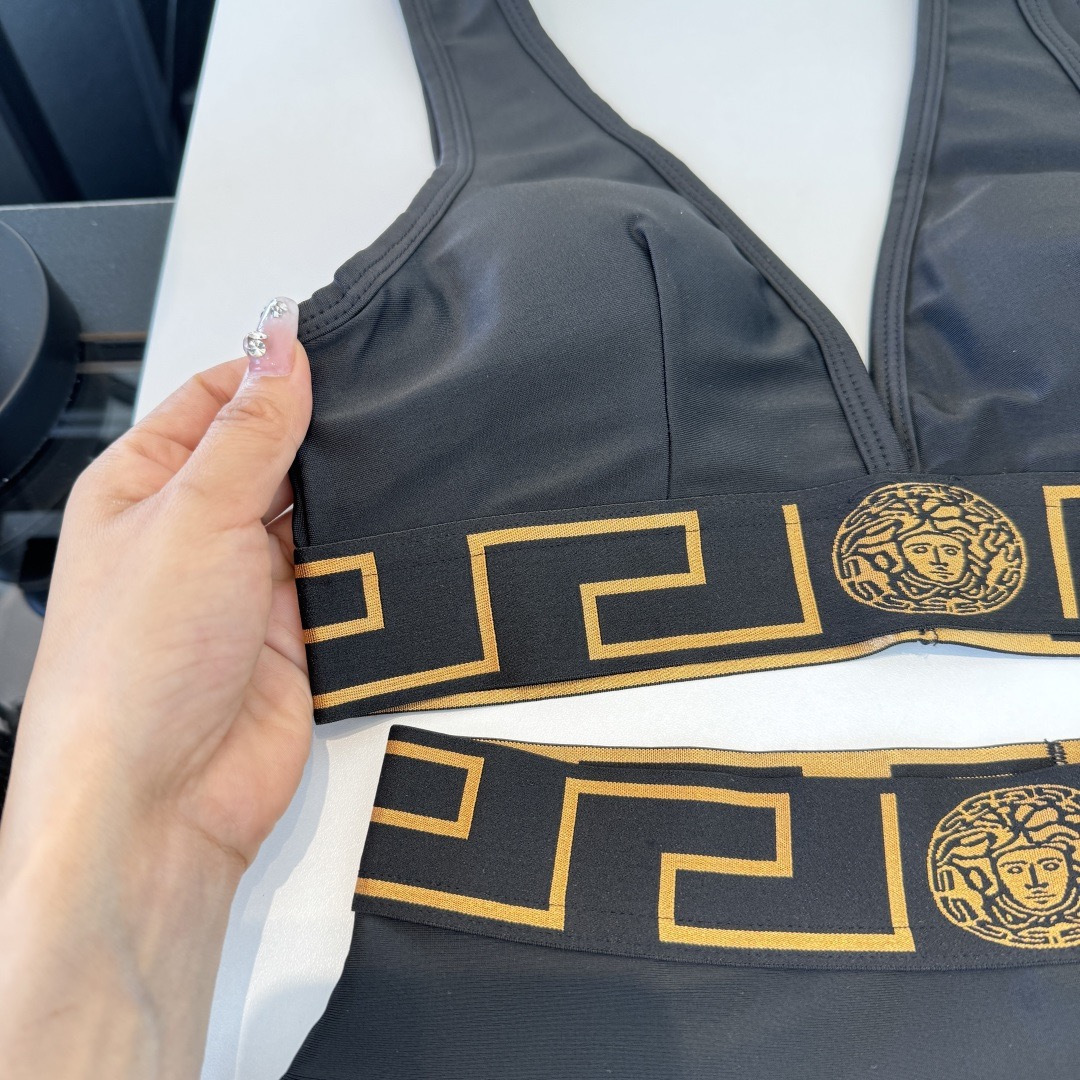 。范思哲分体比基尼👙泳衣 😍🥰适合多种场景的游泳衣🏊‍♀️海边 游泳池 温泉 水上乐园 漂流都可以😌内搭