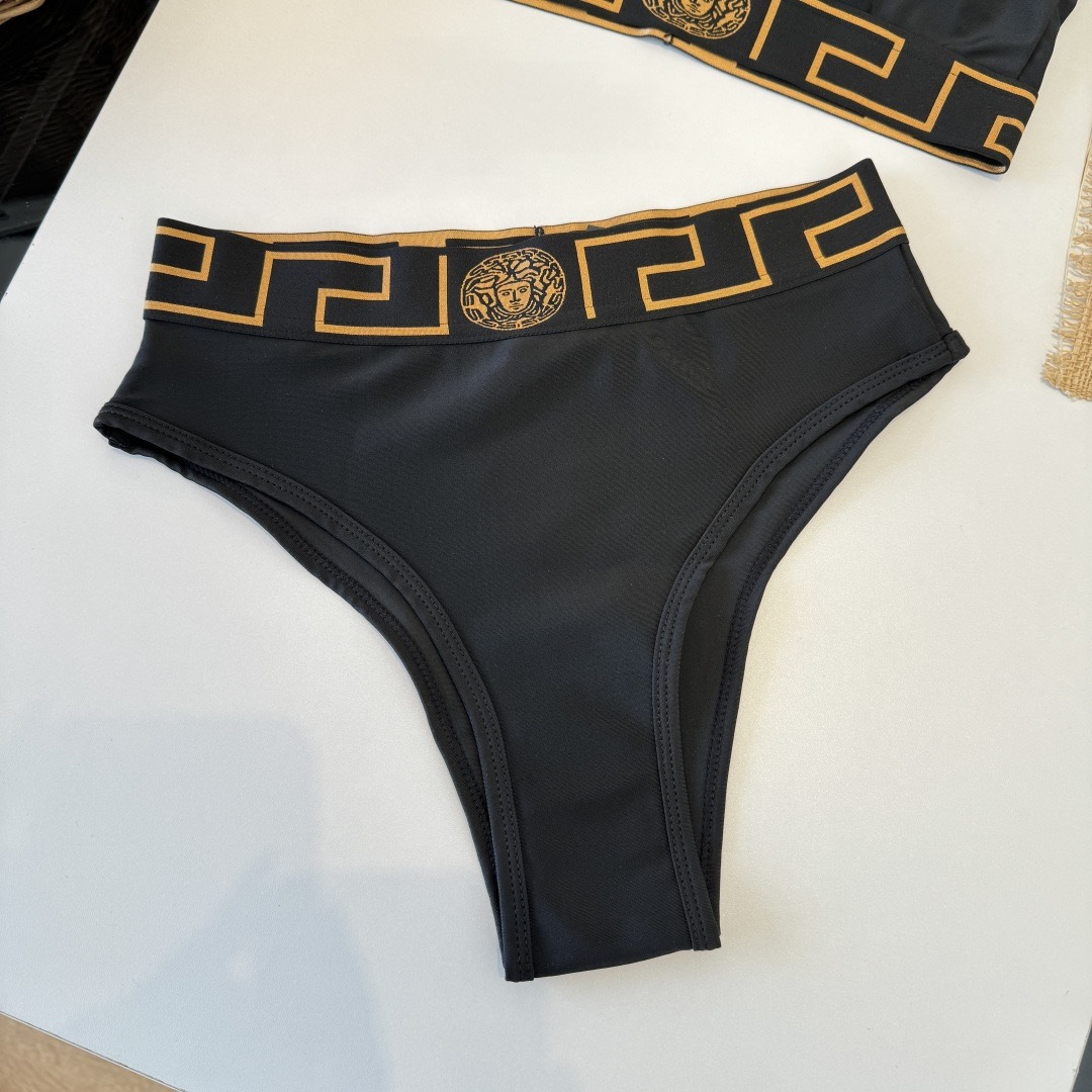 。范思哲分体比基尼👙泳衣 😍🥰适合多种场景的游泳衣🏊‍♀️海边 游泳池 温泉 水上乐园 漂流都可以😌内搭