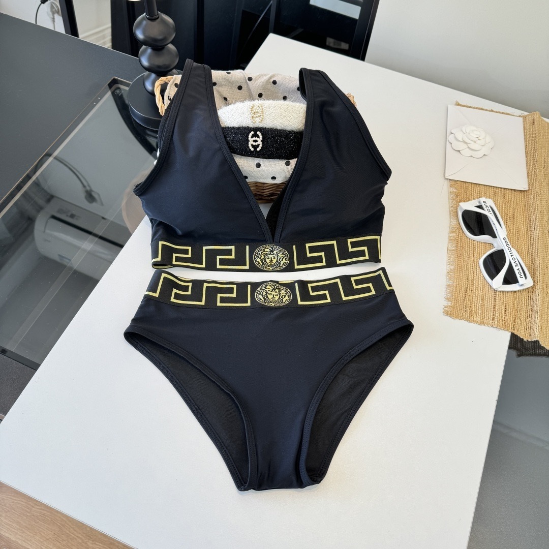 。范思哲分体比基尼👙泳衣 😍🥰适合多种场景的游泳衣🏊‍♀️海边 游泳池 温泉 水上乐园 漂流都可以😌内搭