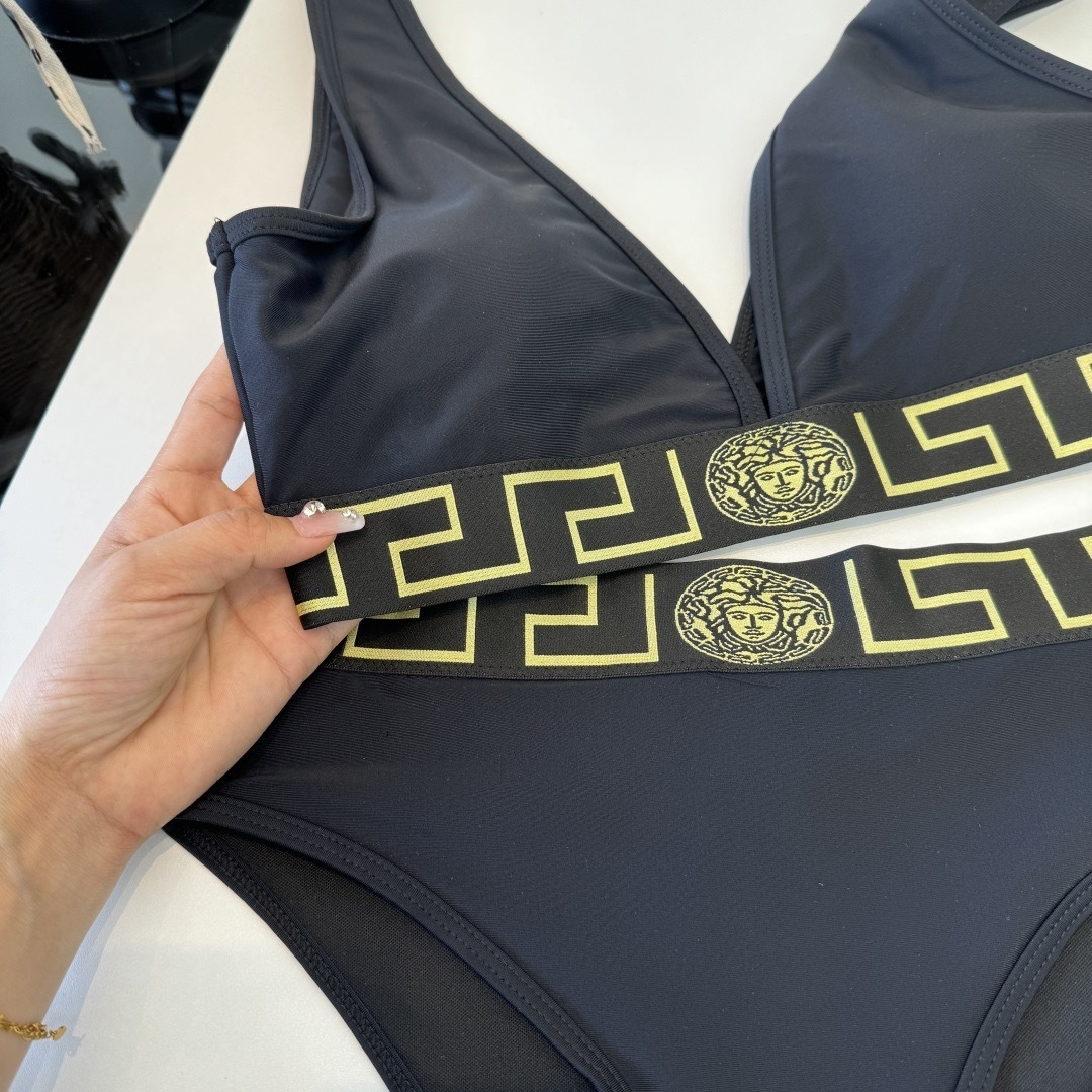 。范思哲分体比基尼👙泳衣 😍🥰适合多种场景的游泳衣🏊‍♀️海边 游泳池 温泉 水上乐园 漂流都可以😌内搭