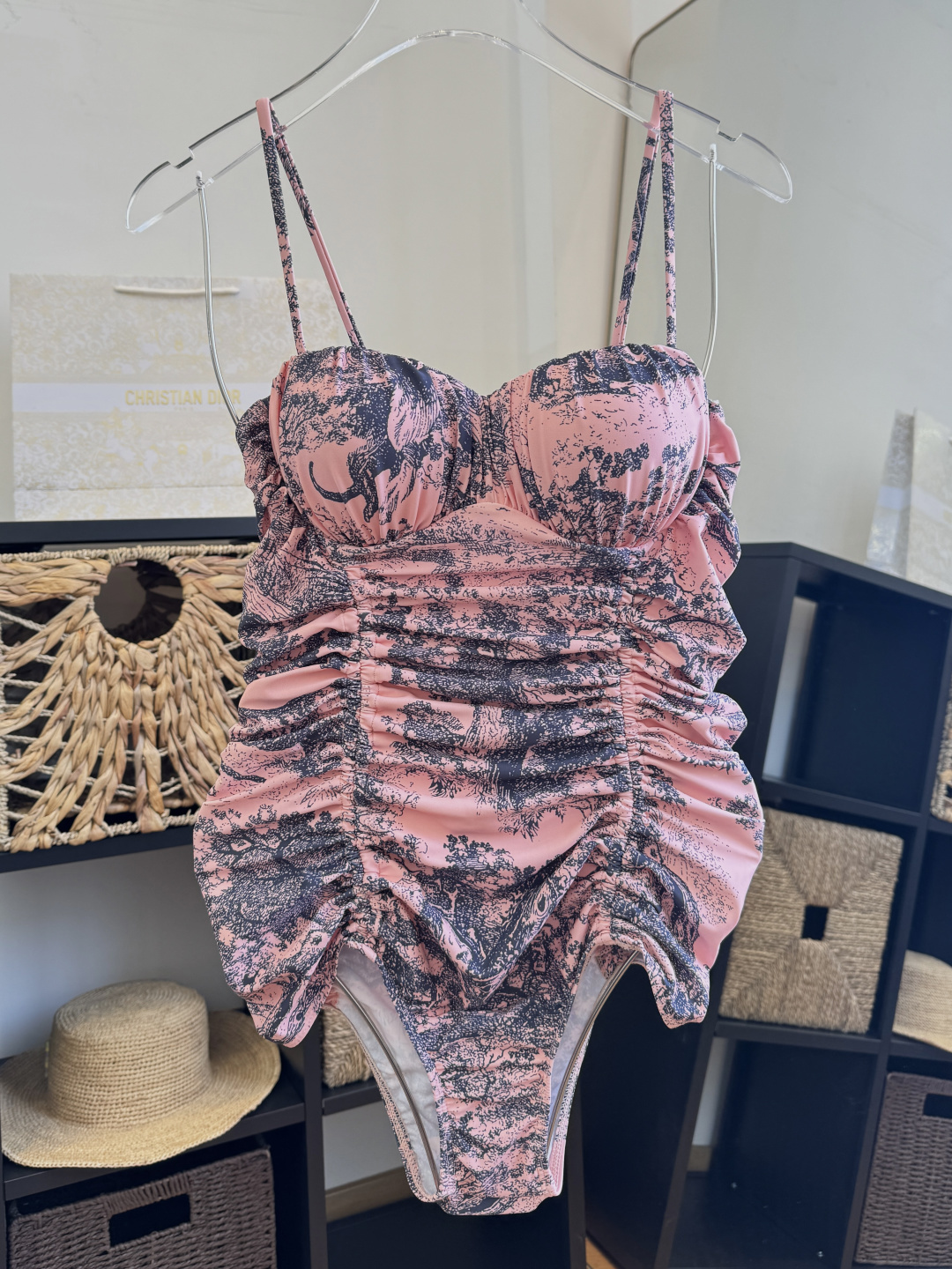 。Dior迪奥新连体比基尼👙泳衣，个性十足，超显水蛇腰，出游必备SM L XL