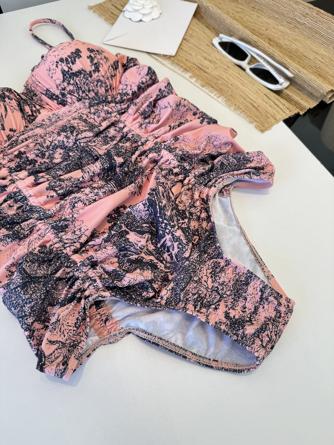 。Dior迪奥新连体比基尼👙泳衣，个性十足，超显水蛇腰，出游必备SM L XL