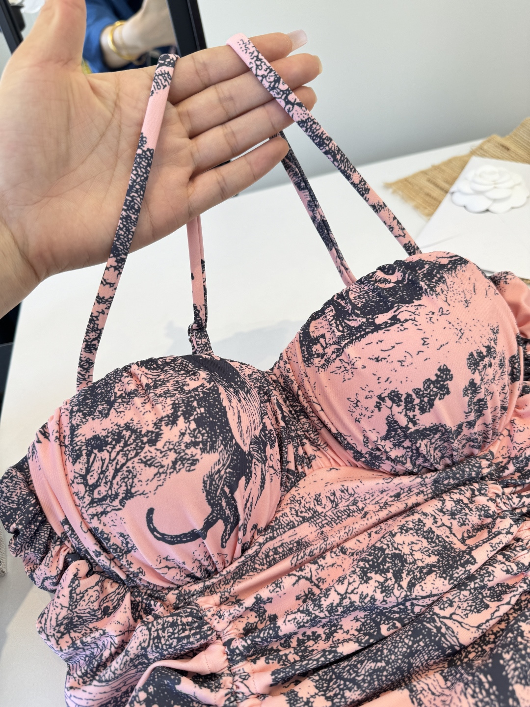 。Dior迪奥新连体比基尼👙泳衣，个性十足，超显水蛇腰，出游必备SM L XL
