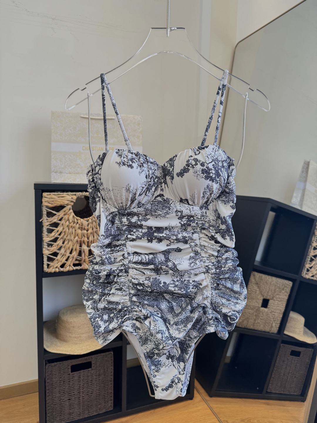 。Dior迪奥新连体比基尼👙泳衣，个性十足，超显水蛇腰，出游必备SM L XL