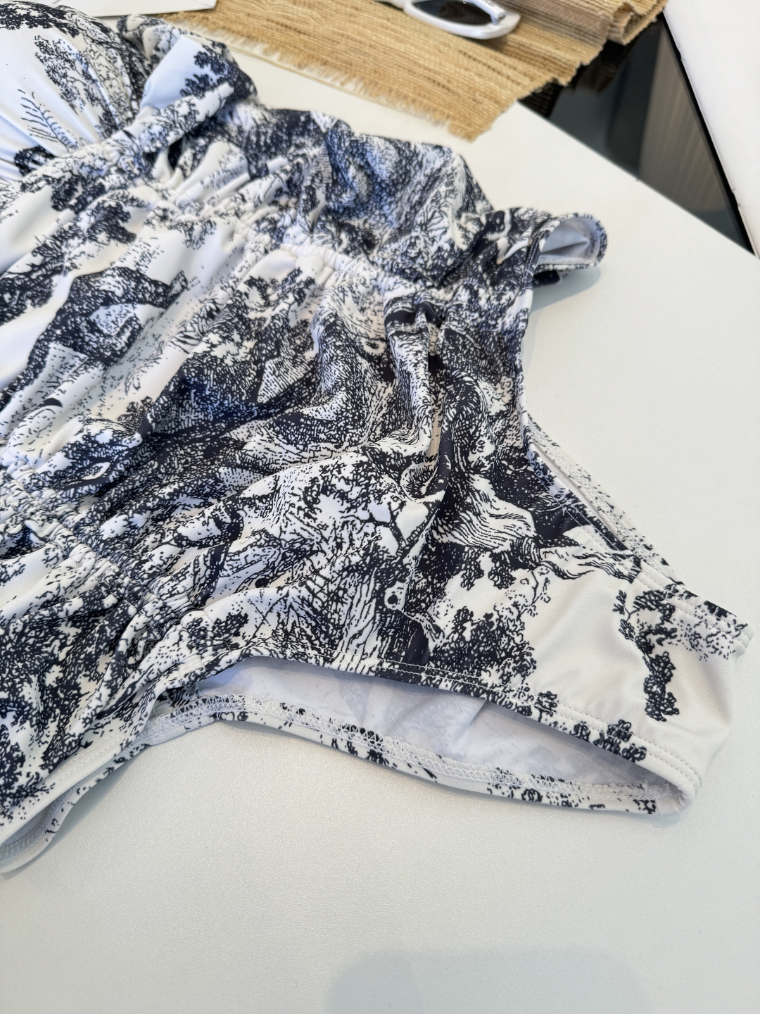 。Dior迪奥新连体比基尼👙泳衣，个性十足，超显水蛇腰，出游必备SM L XL