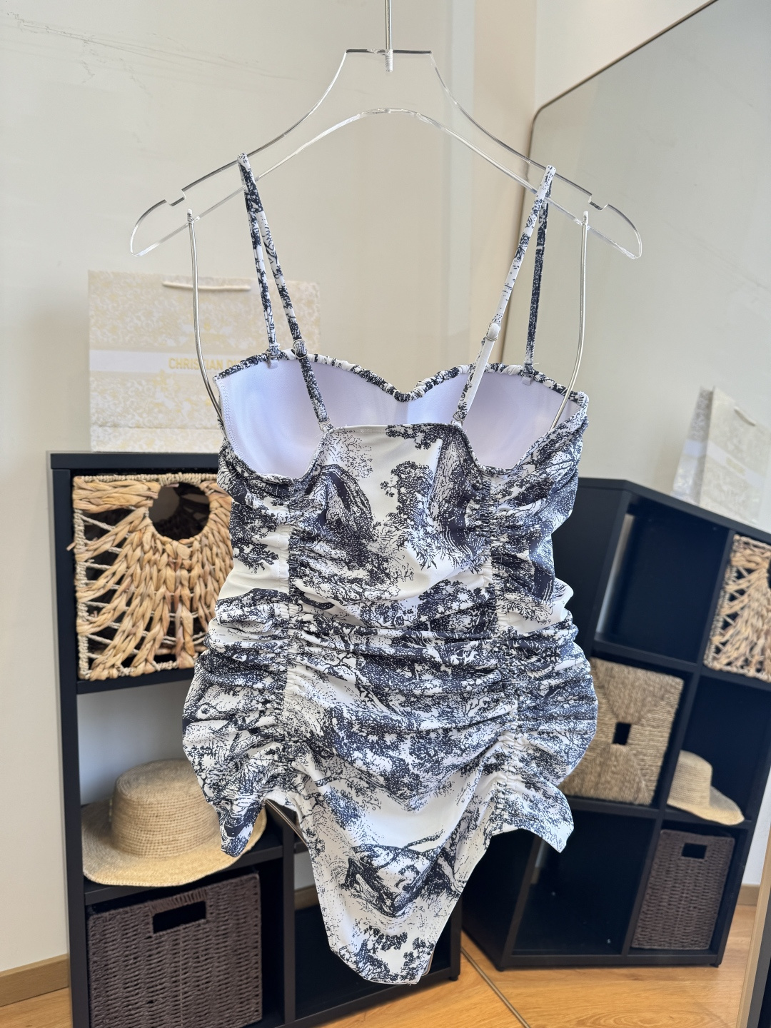 。Dior迪奥新连体比基尼👙泳衣，个性十足，超显水蛇腰，出游必备SM L XL