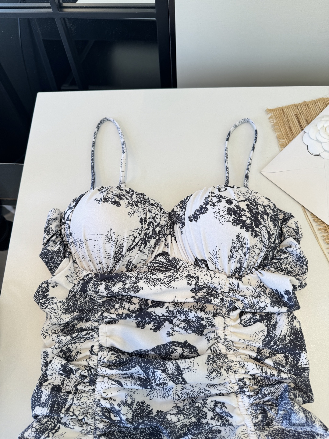 。Dior迪奥新连体比基尼👙泳衣，个性十足，超显水蛇腰，出游必备SM L XL
