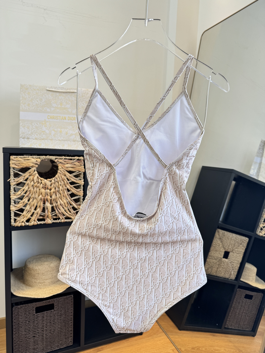 。Dior迪奥新连体比基尼👙泳衣，个性十足，超显水蛇腰，出游必备SM L XL