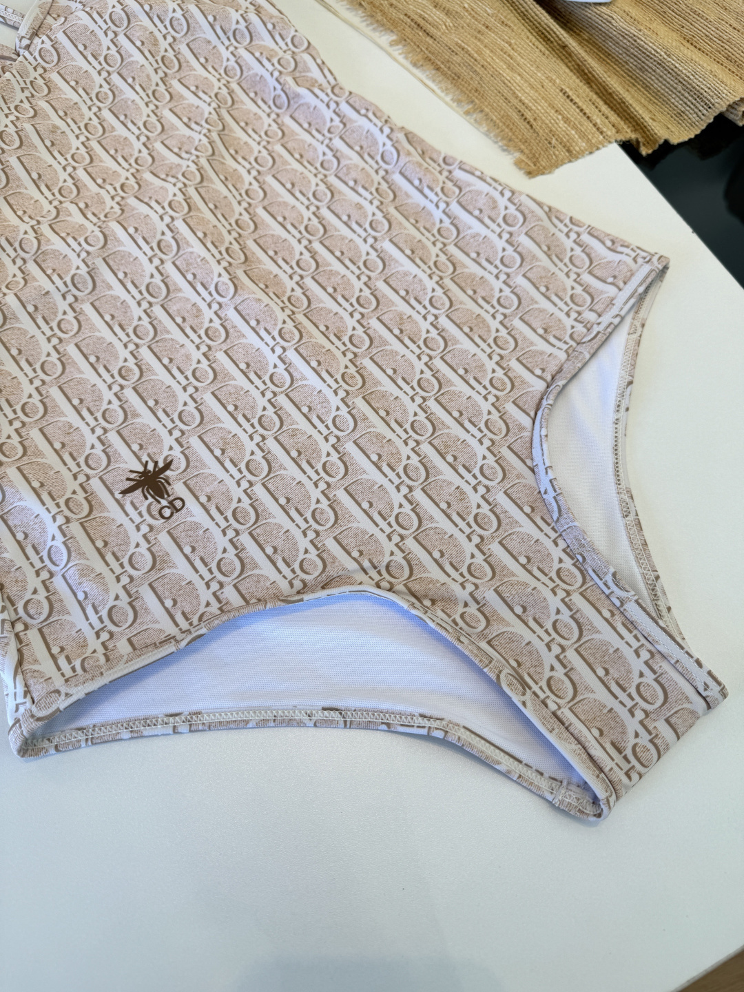 。Dior迪奥新连体比基尼👙泳衣，个性十足，超显水蛇腰，出游必备SM L XL