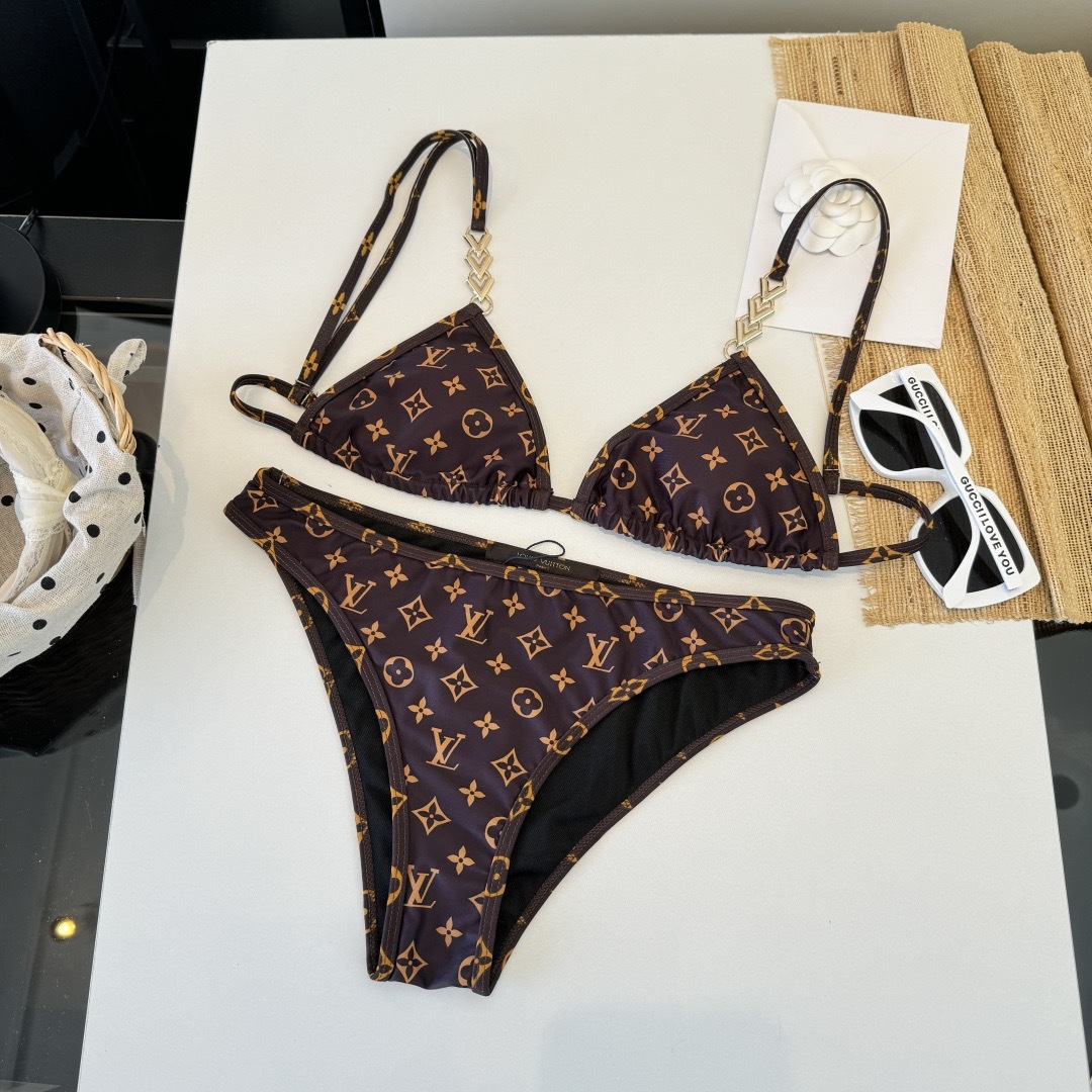 。LV路易威登 比基尼👙 上身超级棒！同步各大专柜发售，自然而然呈现时尚感！十分减龄，具有年轻活力。 码