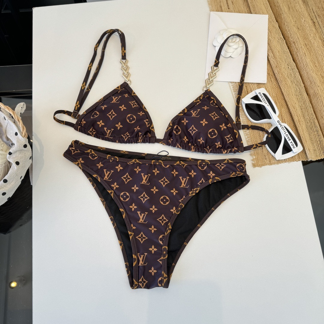 。LV路易威登 比基尼👙 上身超级棒！同步各大专柜发售，自然而然呈现时尚感！十分减龄，具有年轻活力。 码