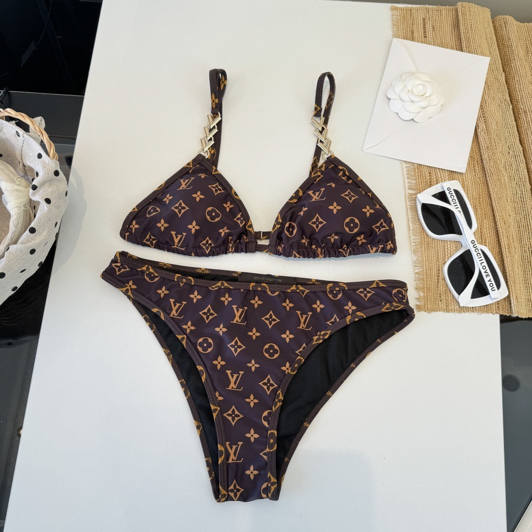 。LV路易威登 比基尼👙 上身超级棒！同步各大专柜发售，自然而然呈现时尚感！十分减龄，具有年轻活力。 码
