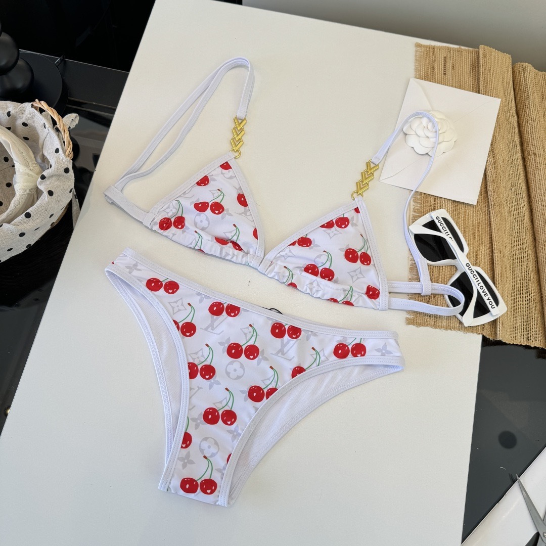 。LV路易威登 比基尼👙 上身超级棒！同步各大专柜发售，自然而然呈现时尚感！十分减龄，具有年轻活力。 码