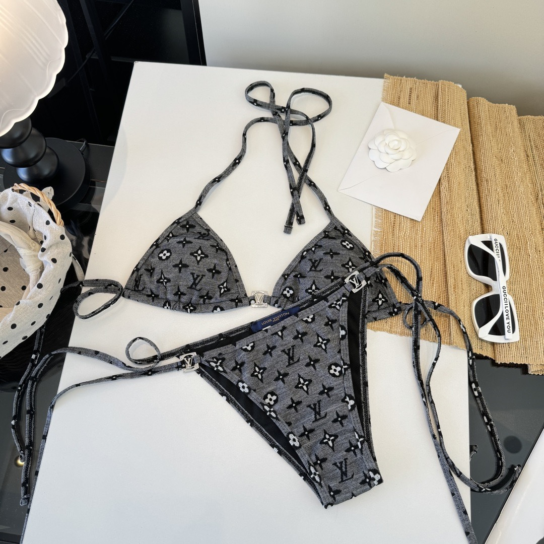 。LV路易威登比基尼👙 上身超级棒！同步各大专柜发售，自然而然呈现时尚感！十分减龄，具有年轻活力。 码数
