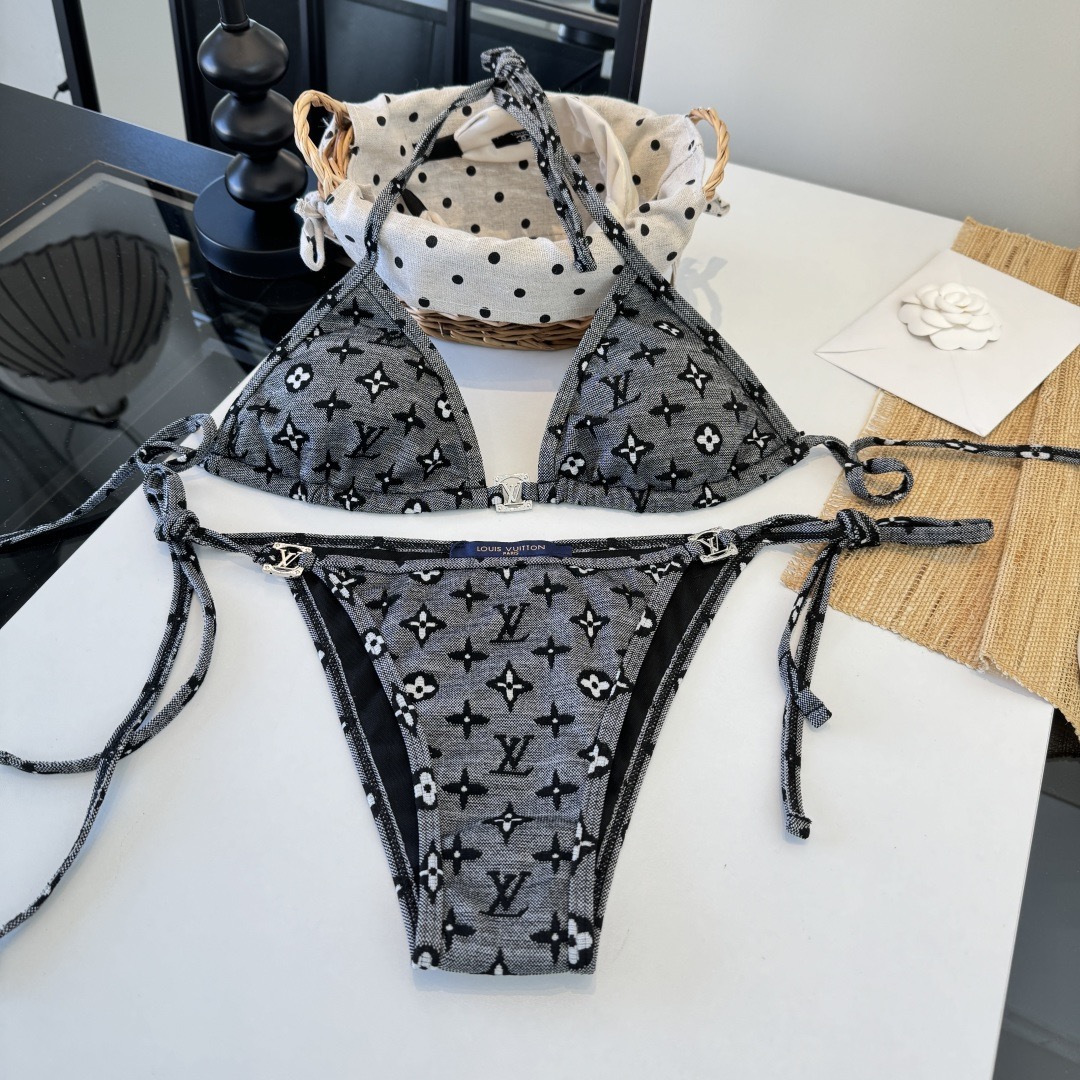 。LV路易威登比基尼👙 上身超级棒！同步各大专柜发售，自然而然呈现时尚感！十分减龄，具有年轻活力。 码数