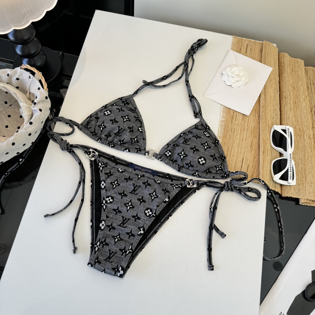 。LV路易威登比基尼👙 上身超级棒！同步各大专柜发售，自然而然呈现时尚感！十分减龄，具有年轻活力。 码数