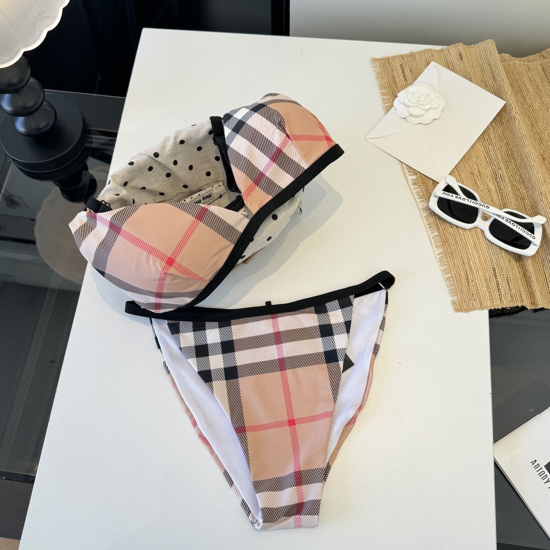 。巴宝莉Burberry新款分体比基尼👙个性十足，超显水蛇腰，出游必备SM L XL
