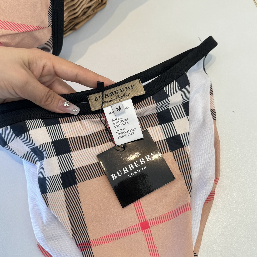 。巴宝莉Burberry新款分体比基尼👙个性十足，超显水蛇腰，出游必备SM L XL