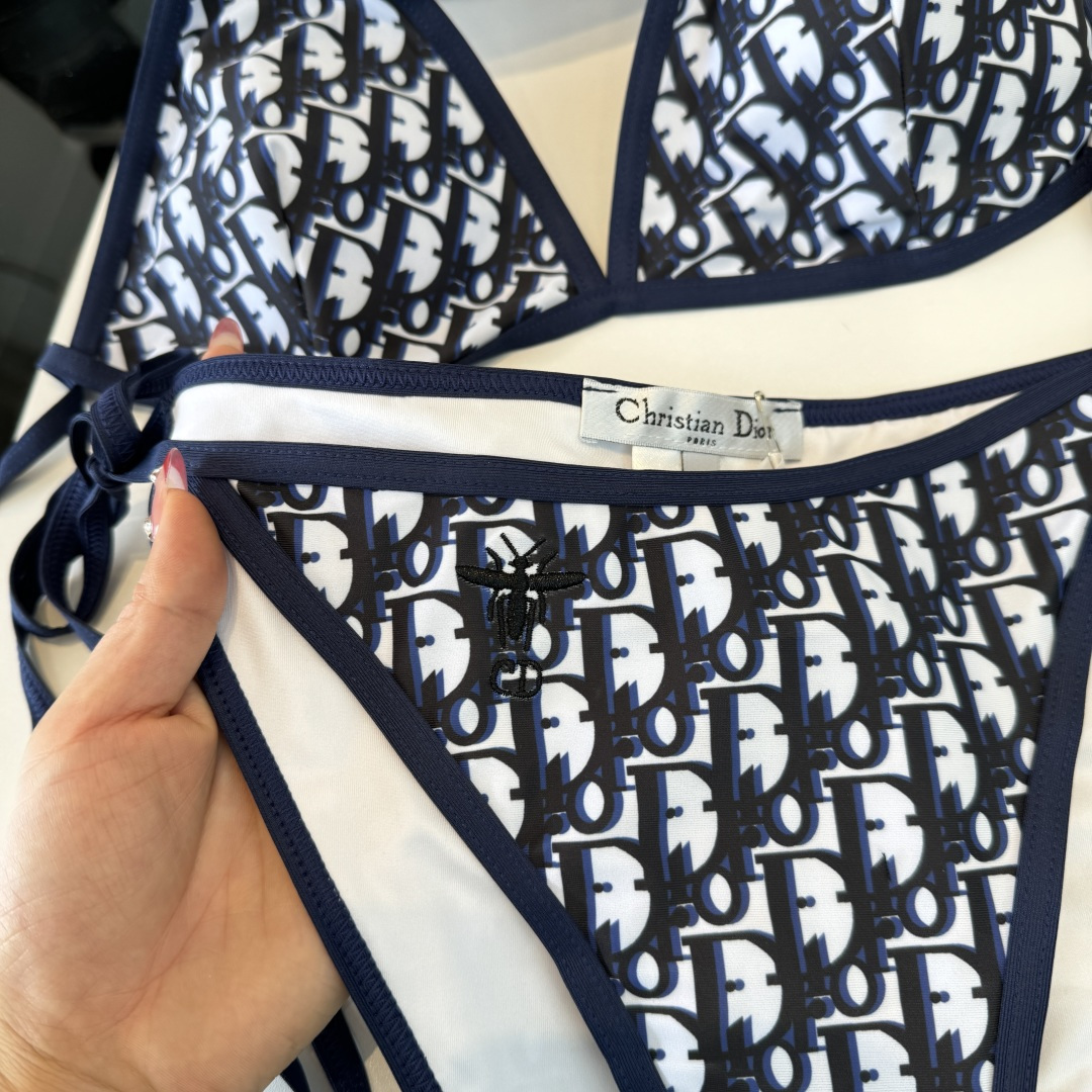 。Dior迪奥 新款比基尼泳衣👙❤️😍🥰适合多种场景的游泳衣🏊‍♀️海边 游泳池 温泉 水上乐园 漂流都