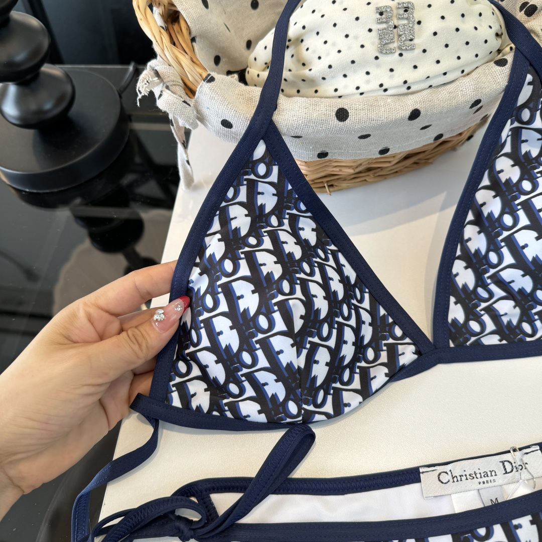 。Dior迪奥 新款比基尼泳衣👙❤️😍🥰适合多种场景的游泳衣🏊‍♀️海边 游泳池 温泉 水上乐园 漂流都