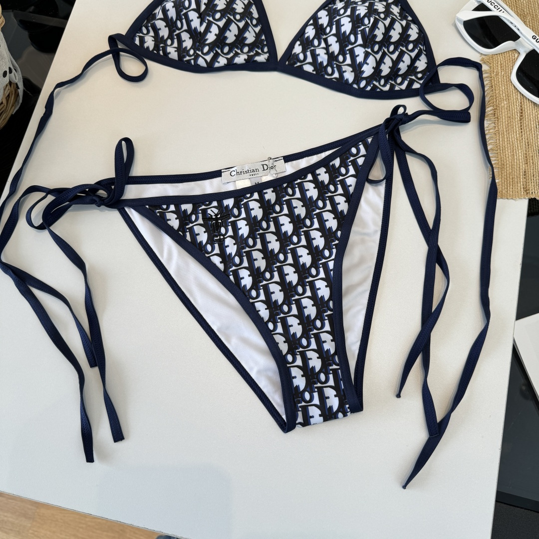 。Dior迪奥 新款比基尼泳衣👙❤️😍🥰适合多种场景的游泳衣🏊‍♀️海边 游泳池 温泉 水上乐园 漂流都