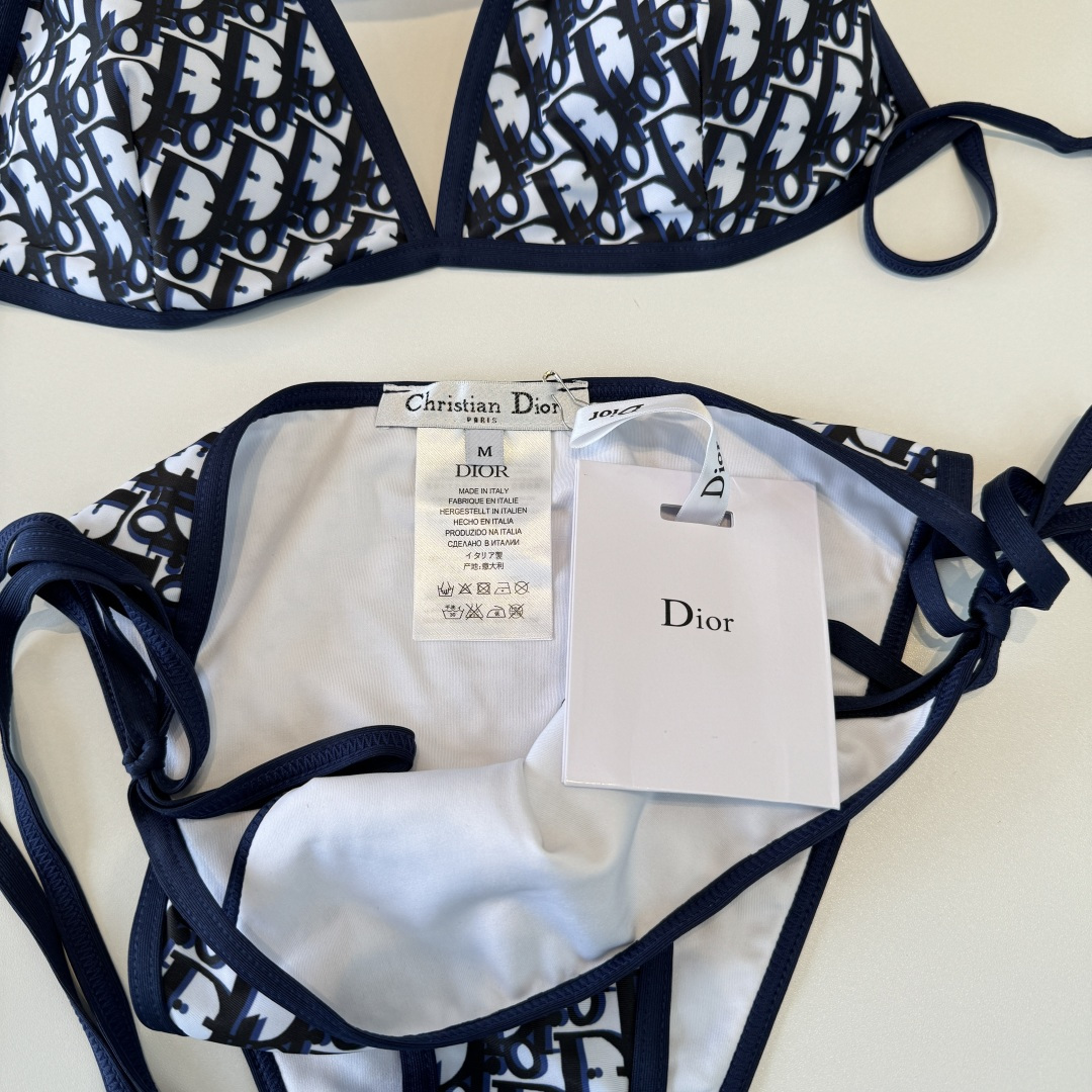 。Dior迪奥 新款比基尼泳衣👙❤️😍🥰适合多种场景的游泳衣🏊‍♀️海边 游泳池 温泉 水上乐园 漂流都